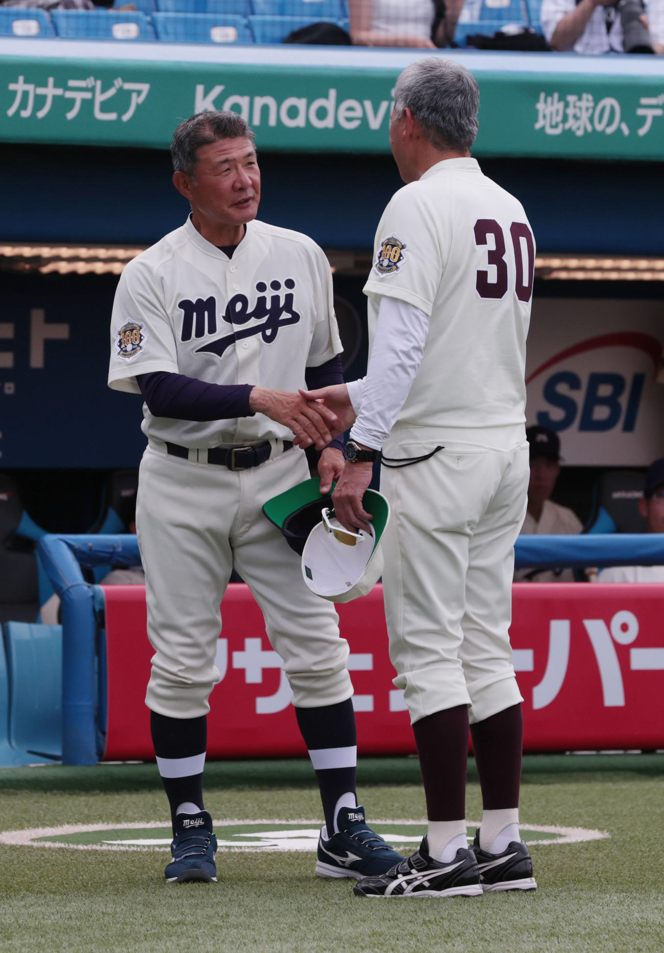 優勝決定戦を終えた早大・小宮山監督（右）は明大・戸塚監督と握手する（撮影・柴田隆二）