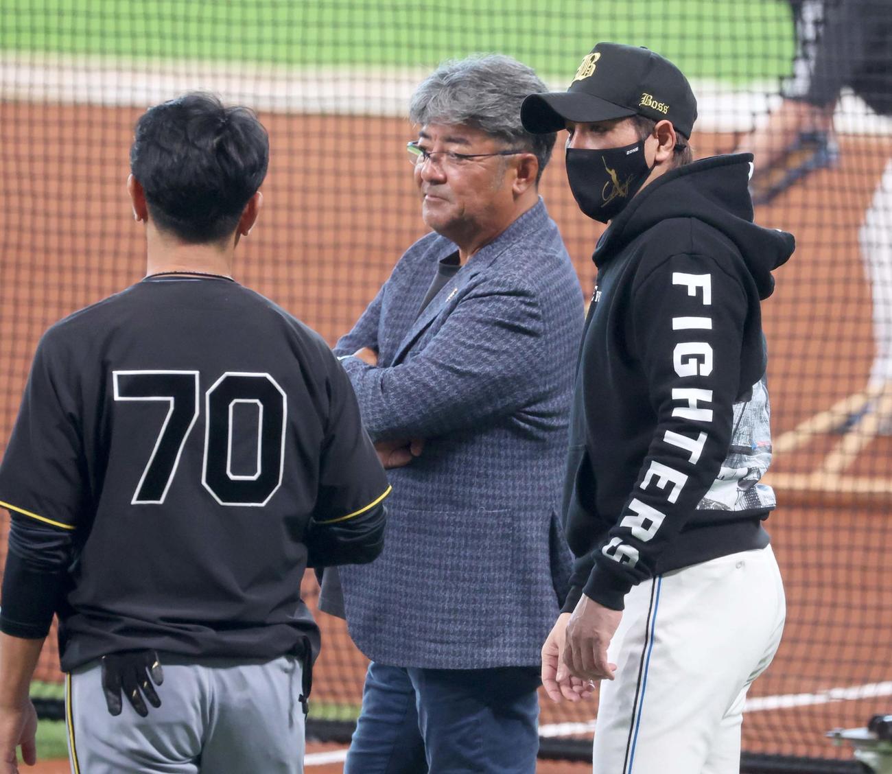 日本ハム対阪神　阪神田中コーチ（左）亀山氏と話す新庄監督（撮影・黒川智章）