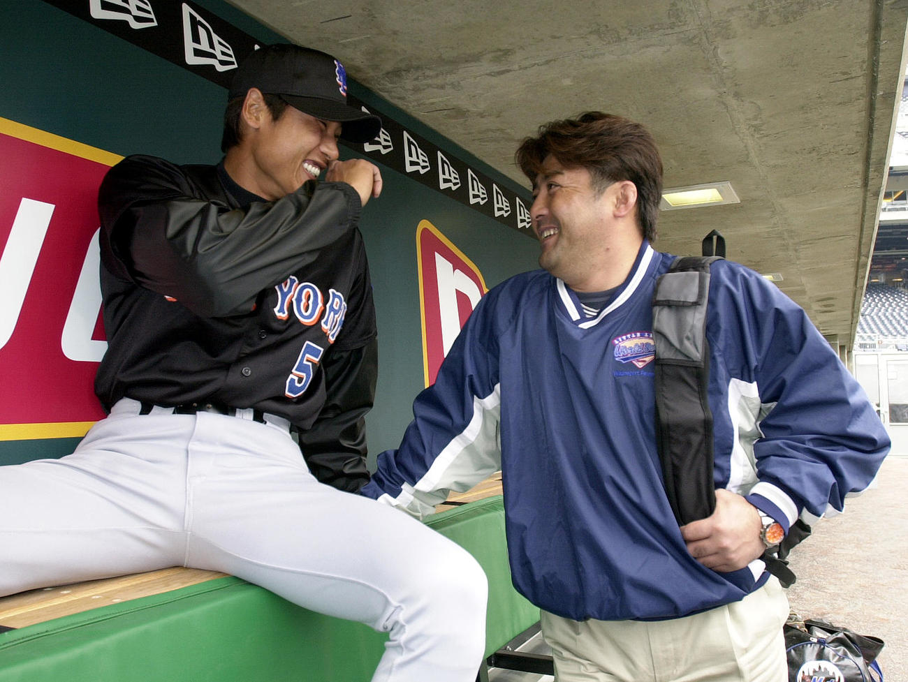 2001年、阪神時代の同僚の亀山つとむ氏（右）と対面した新庄剛志はベンチ中で談笑