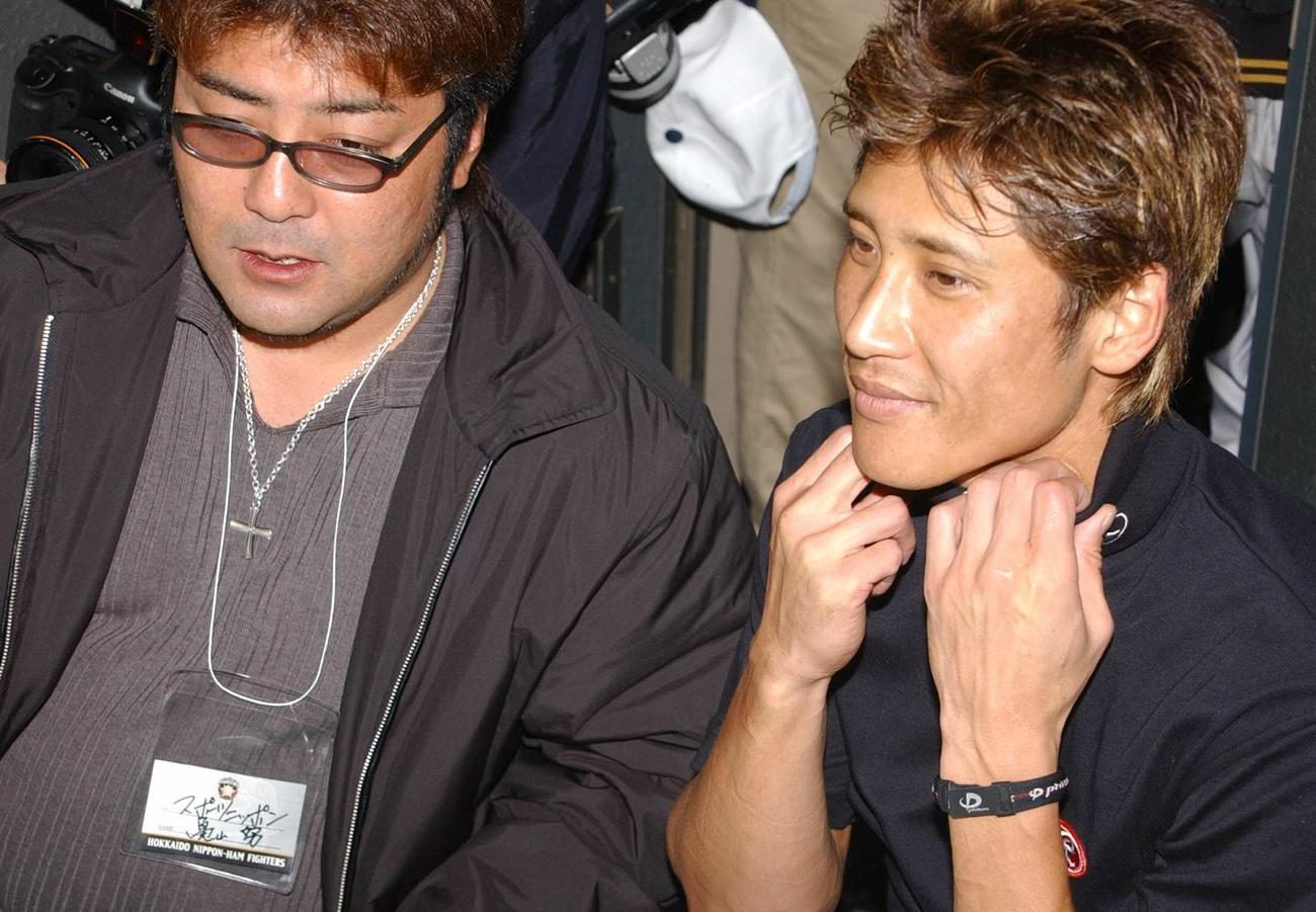2004年2月、記者室で談笑する新庄剛志（右）と亀山努氏