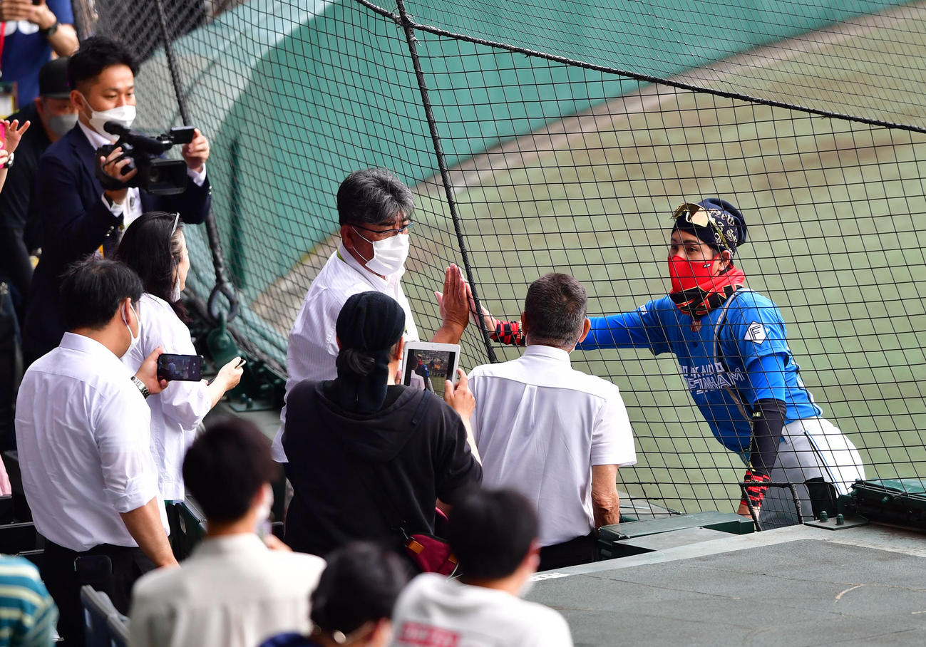 22年6月、阪神対日本ハム　亀山努氏（左）と話す新庄監督