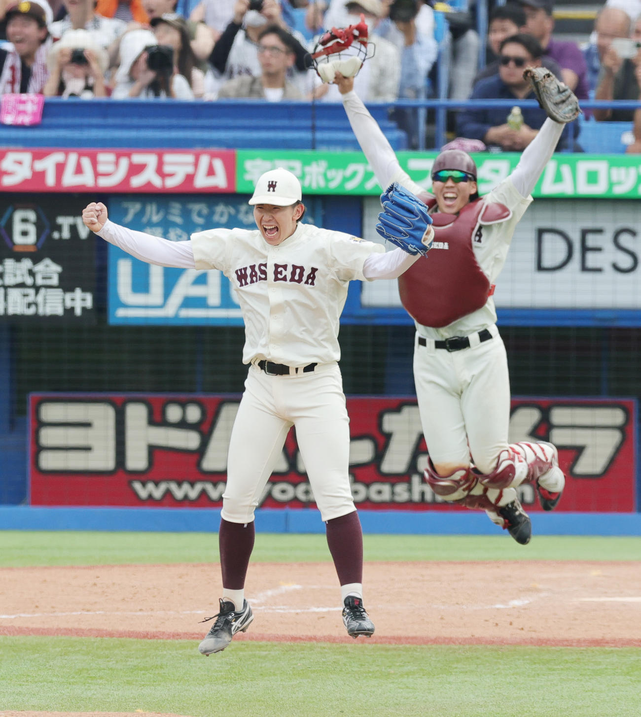 明大対早大　優勝し喜ぶ伊藤樹（手前）と吉田瑞樹のら早大バッテリー（撮影・野上伸悟）