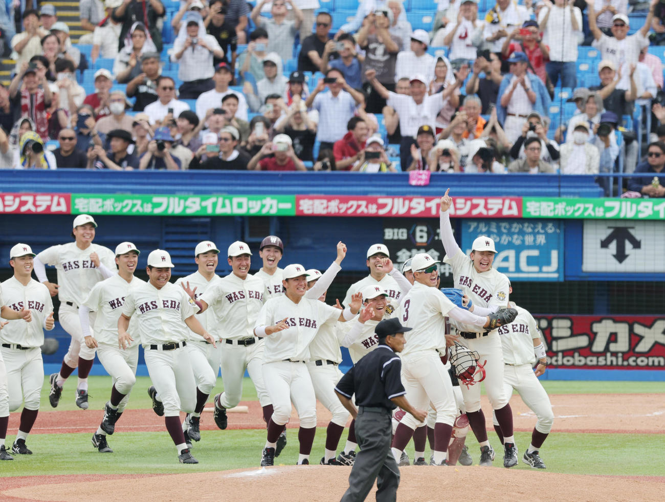 明大対早大　優勝し喜ぶ伊藤樹（右端）ら早大の選手たち（撮影・野上伸悟）