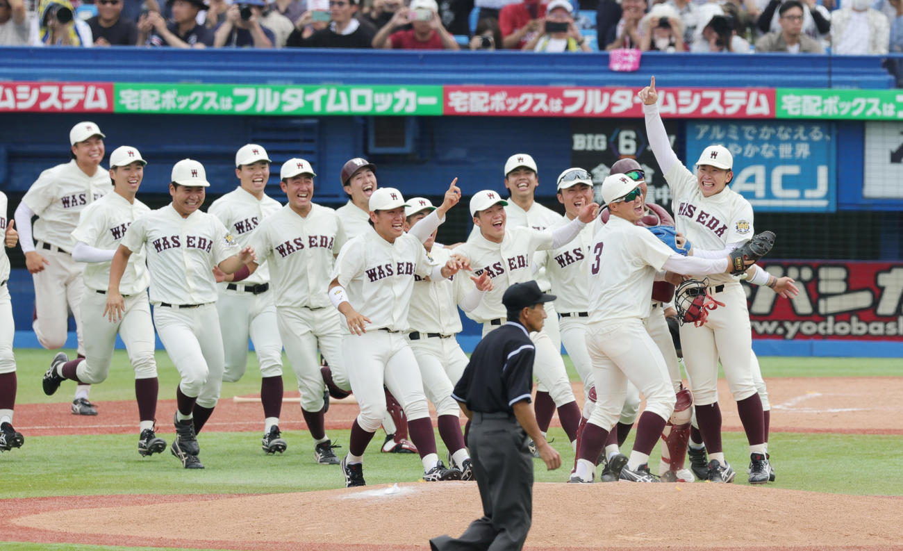 明大対早大　優勝し喜ぶ伊藤樹（右端）ら早大の選手たち（撮影・野上伸悟）
