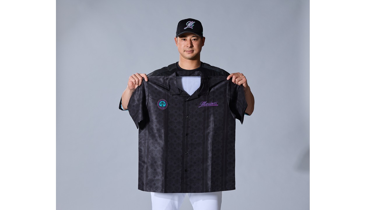 アロハシャツを手に持つ藤岡（球団提供）