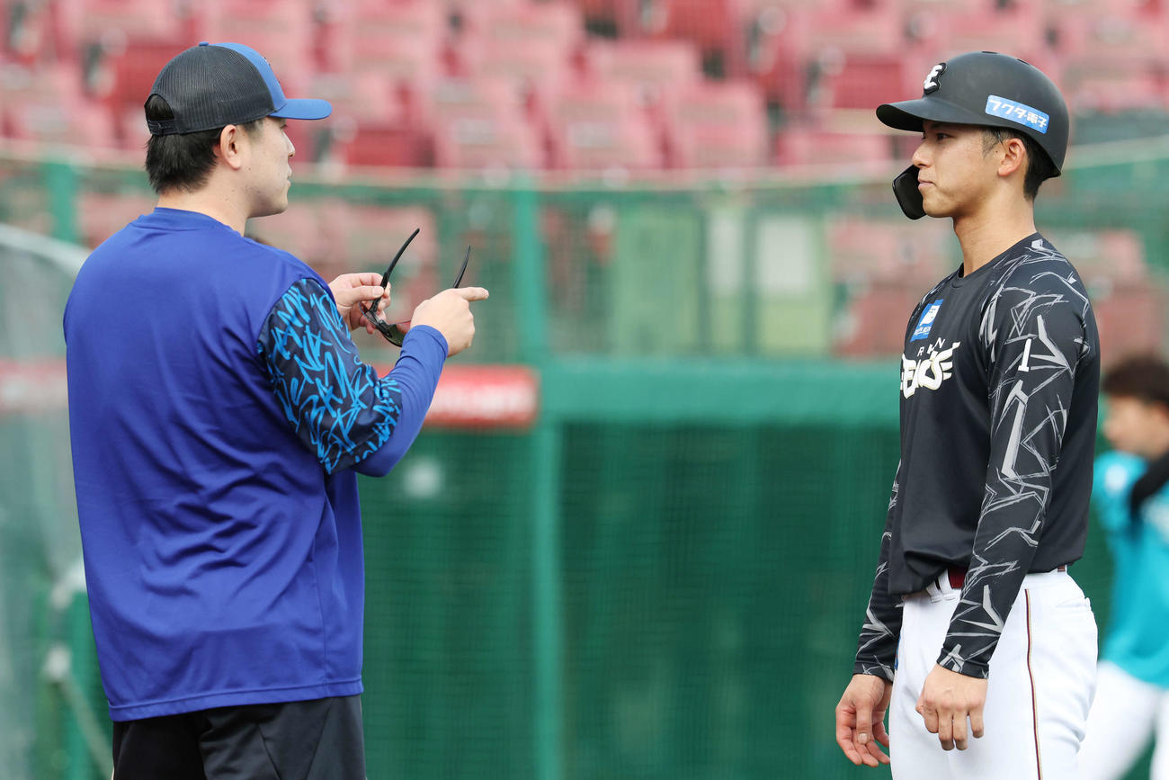 楽天対DeNA　試合前練習で言葉を交わすDeNA佐野（左）と楽天宗山（撮影・宮地輝）