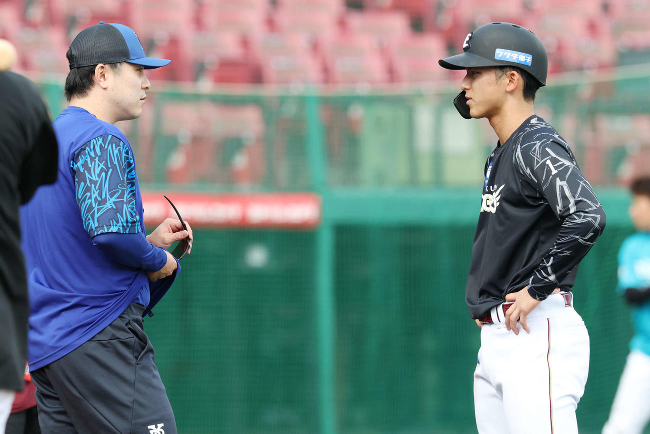 楽天対DeNA　試合前練習で言葉を交わすDeNA佐野（左）と楽天宗山（撮影・宮地輝）