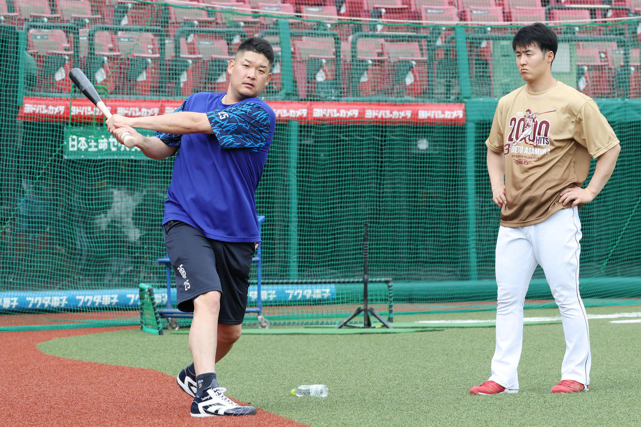 楽天対DeNA　試合前練習で楽天太田（右）に打撃指導するDeNA筒香（撮影・宮地輝）