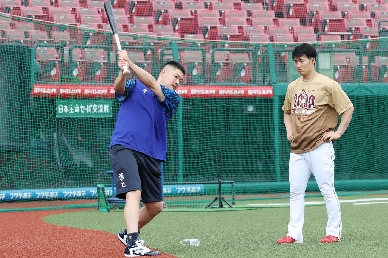 楽天対DeNA　試合前練習で楽天太田（右）に打撃指導するDeNA筒香（撮影・宮地輝）