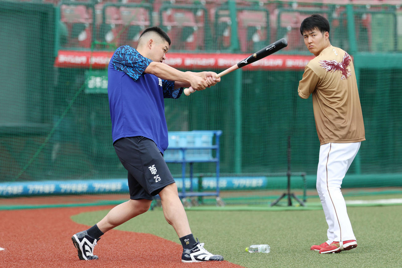 楽天対DeNA　試合前練習で楽天太田（右）に打撃指導するDeNA筒香（撮影・宮地輝）