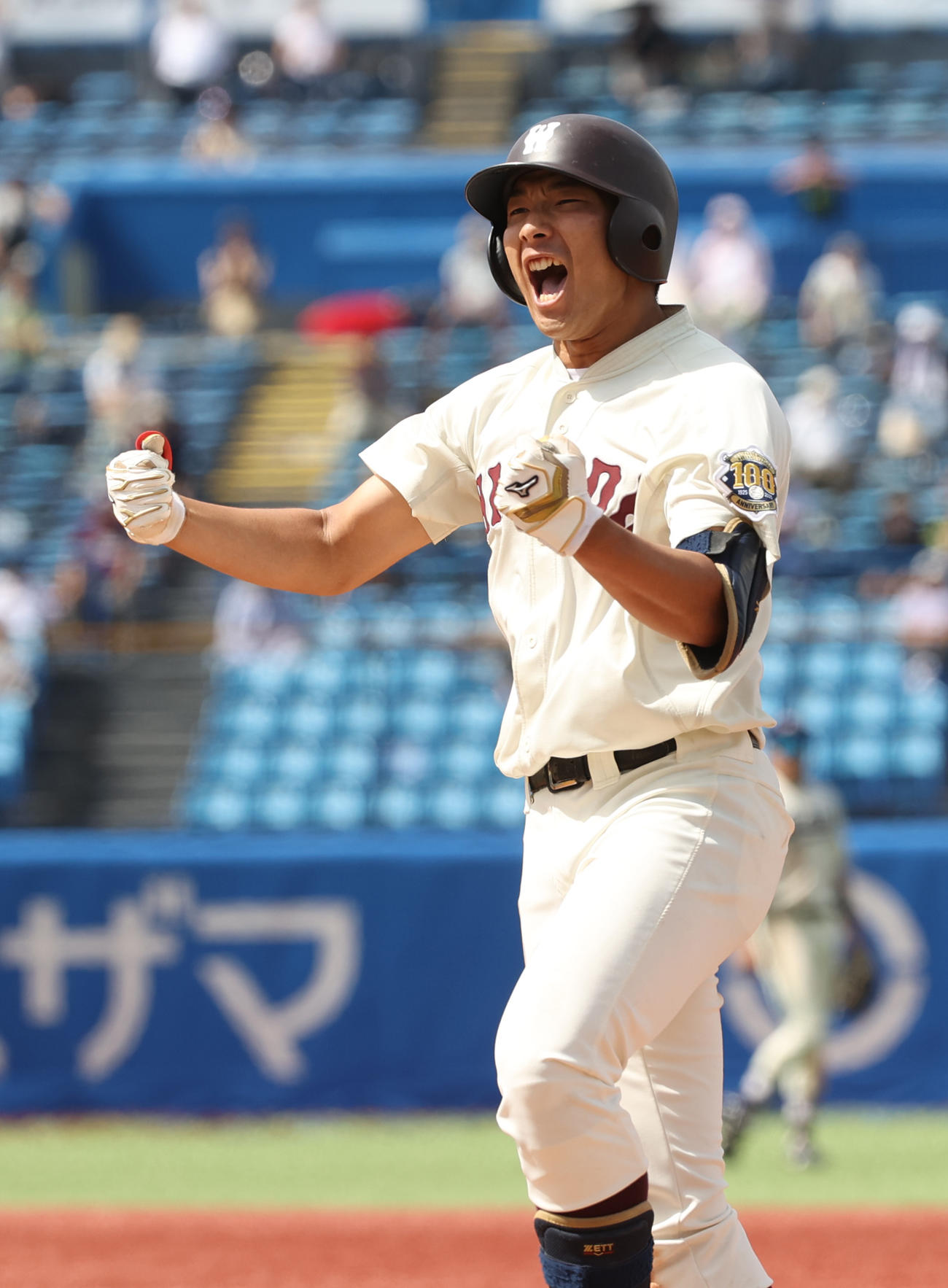 明大対早大　5回裏早大1死二、三塁、寺尾は中前に適時打を放ちガッツポーズする（撮影・柴田隆二）