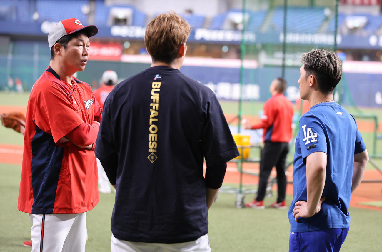 オリックス対広島　試合前の練習中、広島新井貴浩監督（左）は右からオリックス西川、九里と話す（撮影・西尾就之）