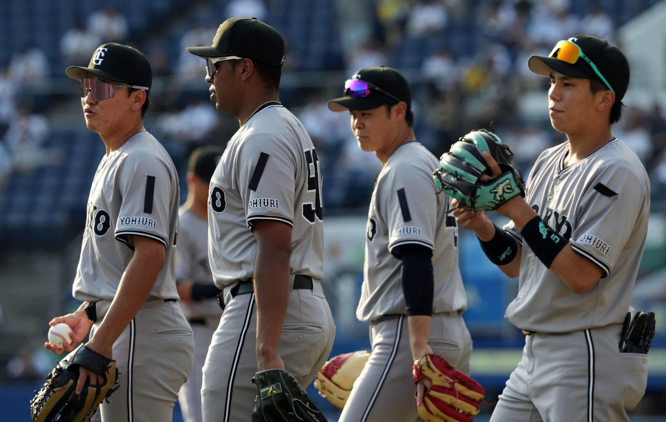 ロッテ対巨人　喪章を付け試合に臨む巨人ナイン（撮影・たえ見朱実）