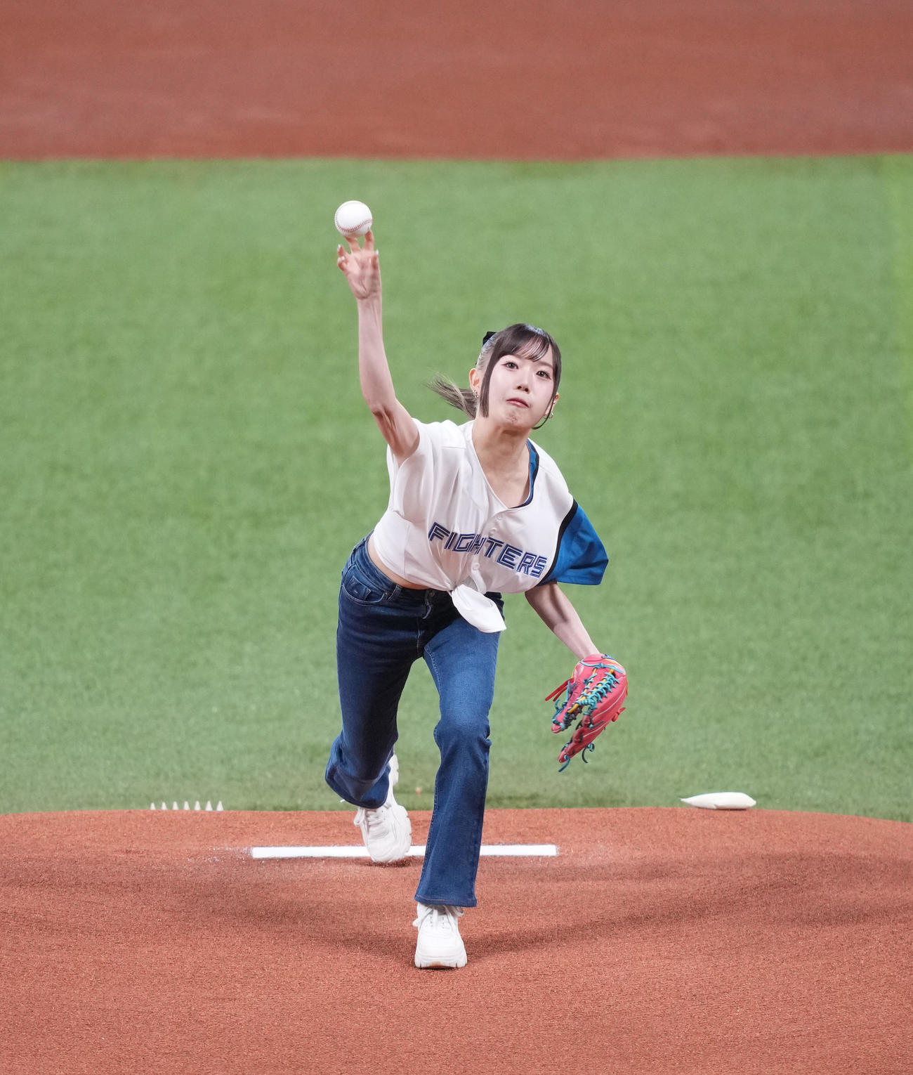 日本ハム対阪神　ファーストピッチセレモニーに登場したME:IのKEIKO（撮影・井上学)