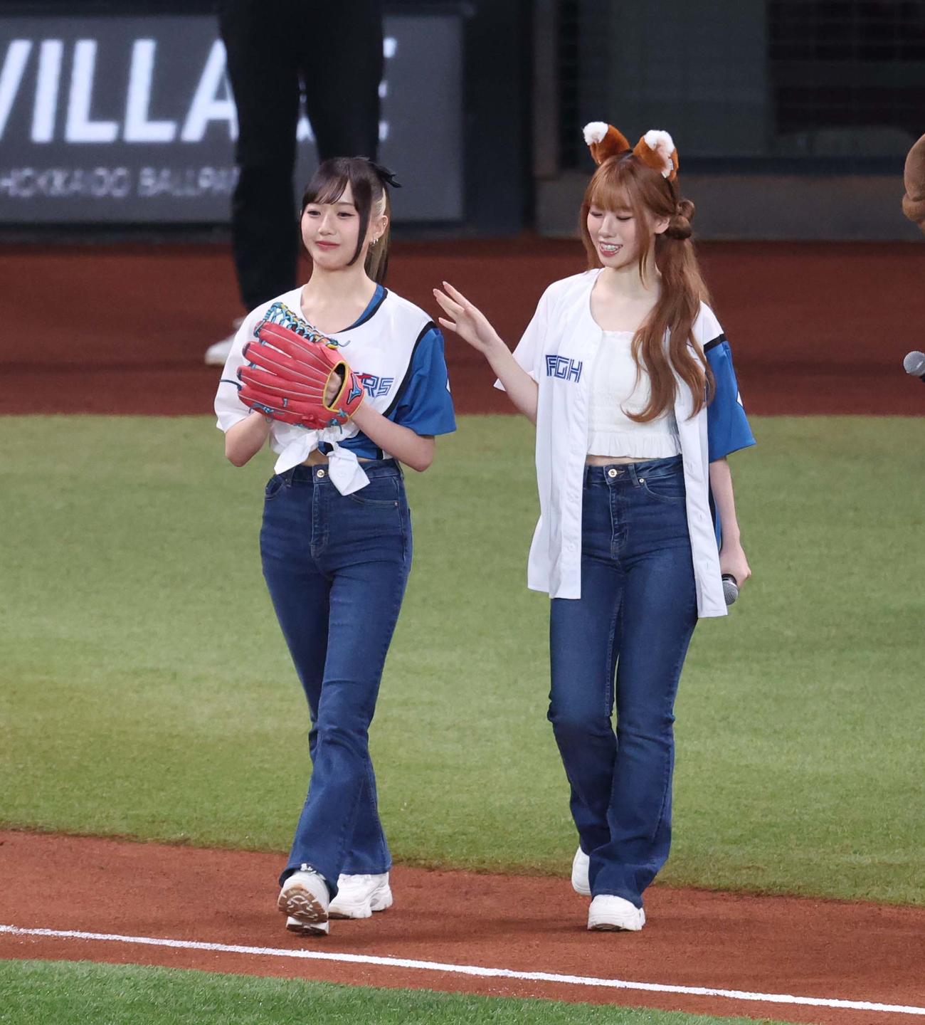 日本ハム対阪神　ファーストピッチセレモニーに登場のME：IのKEIKO（左）とAYANE（撮影・黒川智章）