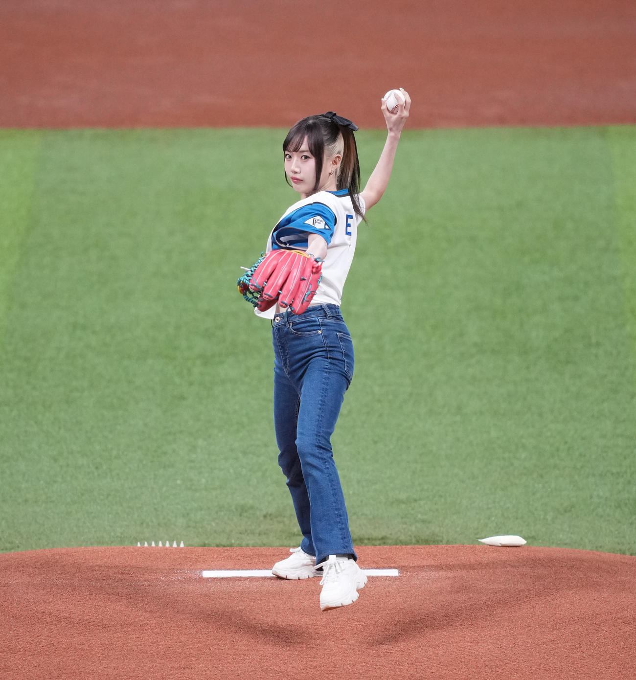 日本ハム対阪神　ファーストピッチセレモニーに登場したME:IのKEIKO（撮影・井上学)