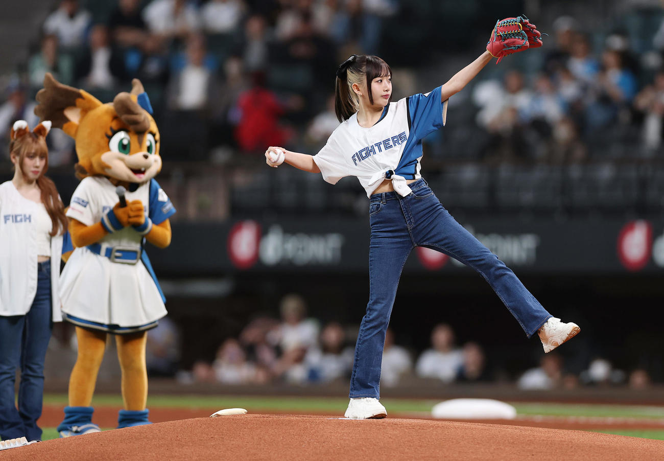 日本ハム対阪神　ファーストピッチセレモニーを務めるME：IのKEIKO（撮影・前田充）