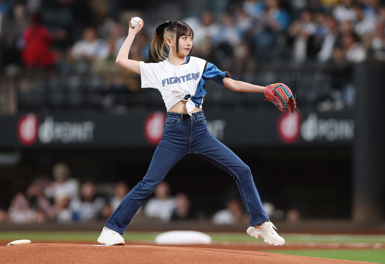 日本ハム対阪神　ファーストピッチセレモニーを務めるME：IのKEIKO（撮影・前田充）