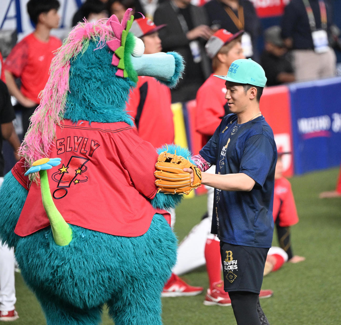 オリックス対広島　握手を交わすスラィリーとオリックス西川（撮影・和賀正仁）