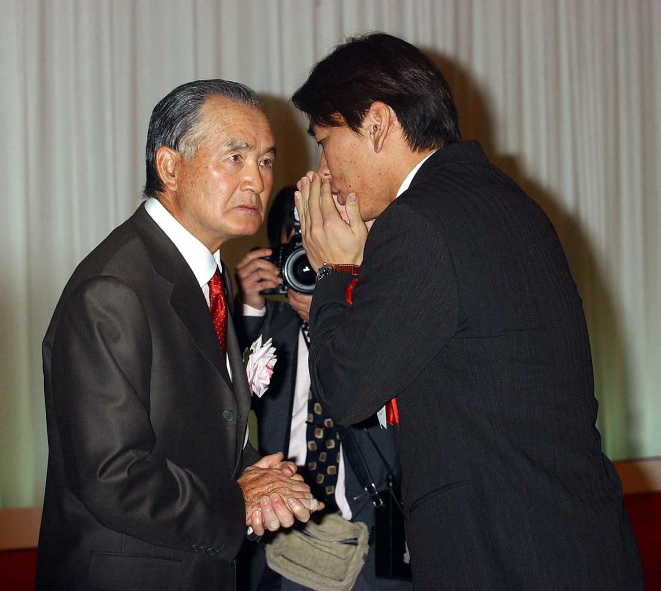 02年11月、表彰式に出席し長嶋氏（左）とひそひそ話をする松井