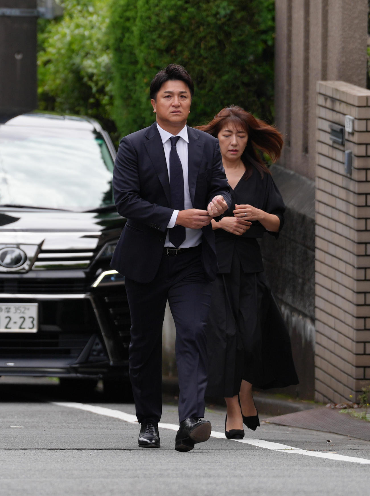 弔問に訪れる高橋氏と麻衣夫人（撮影・菅敏）