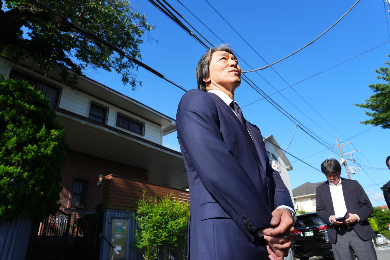 帰国し弔問に訪れた松井氏は、長嶋さんとの思い出を話す（写真は一部加工）（撮影・菅敏）