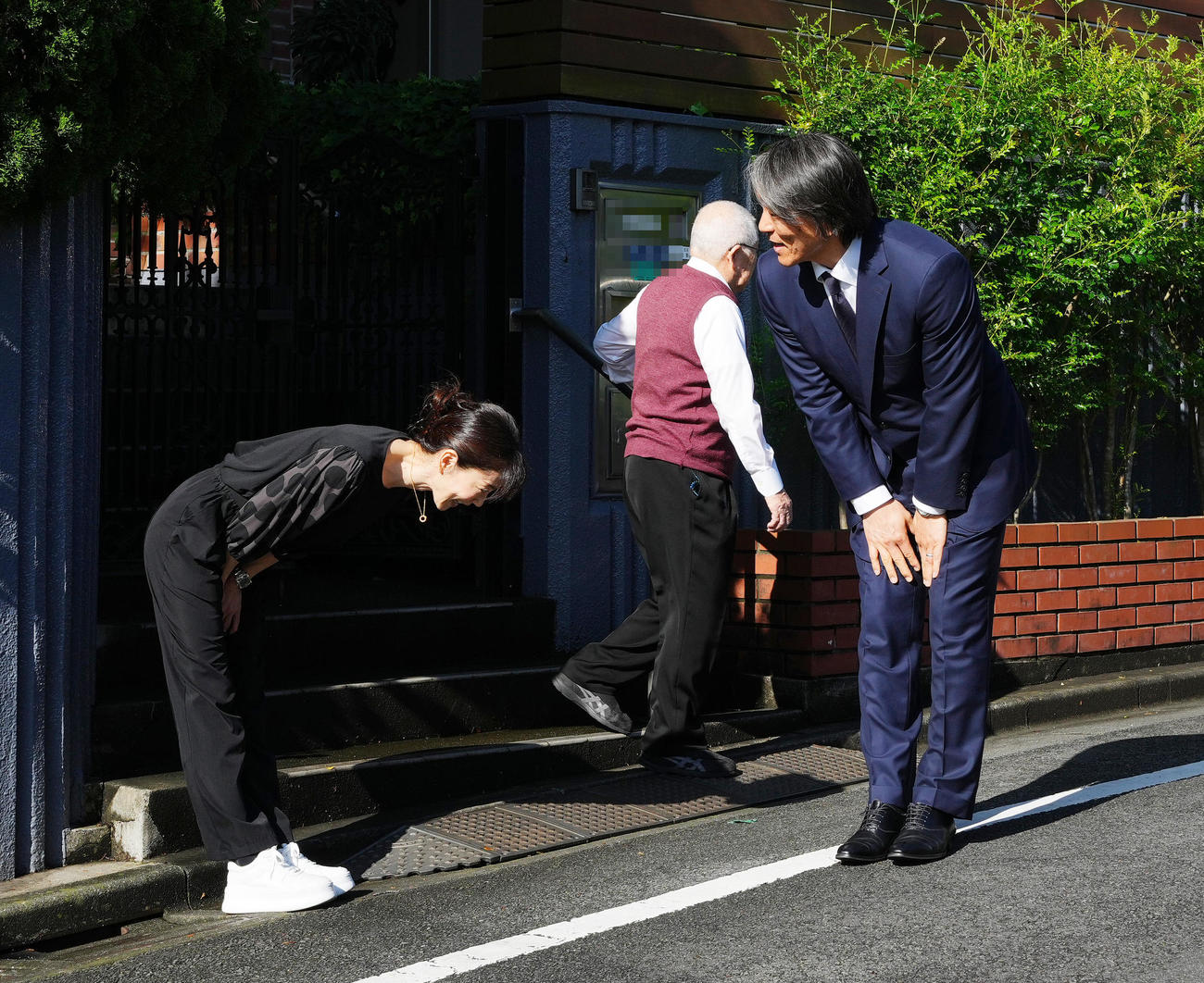 帰国し弔問に訪れた松井氏は、長島三奈さん（左）に見送られ引き揚げる（撮影・菅敏）