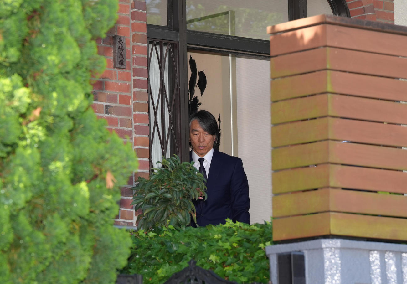 帰国し弔問に訪れ、引き揚げる松井氏（撮影・菅敏）