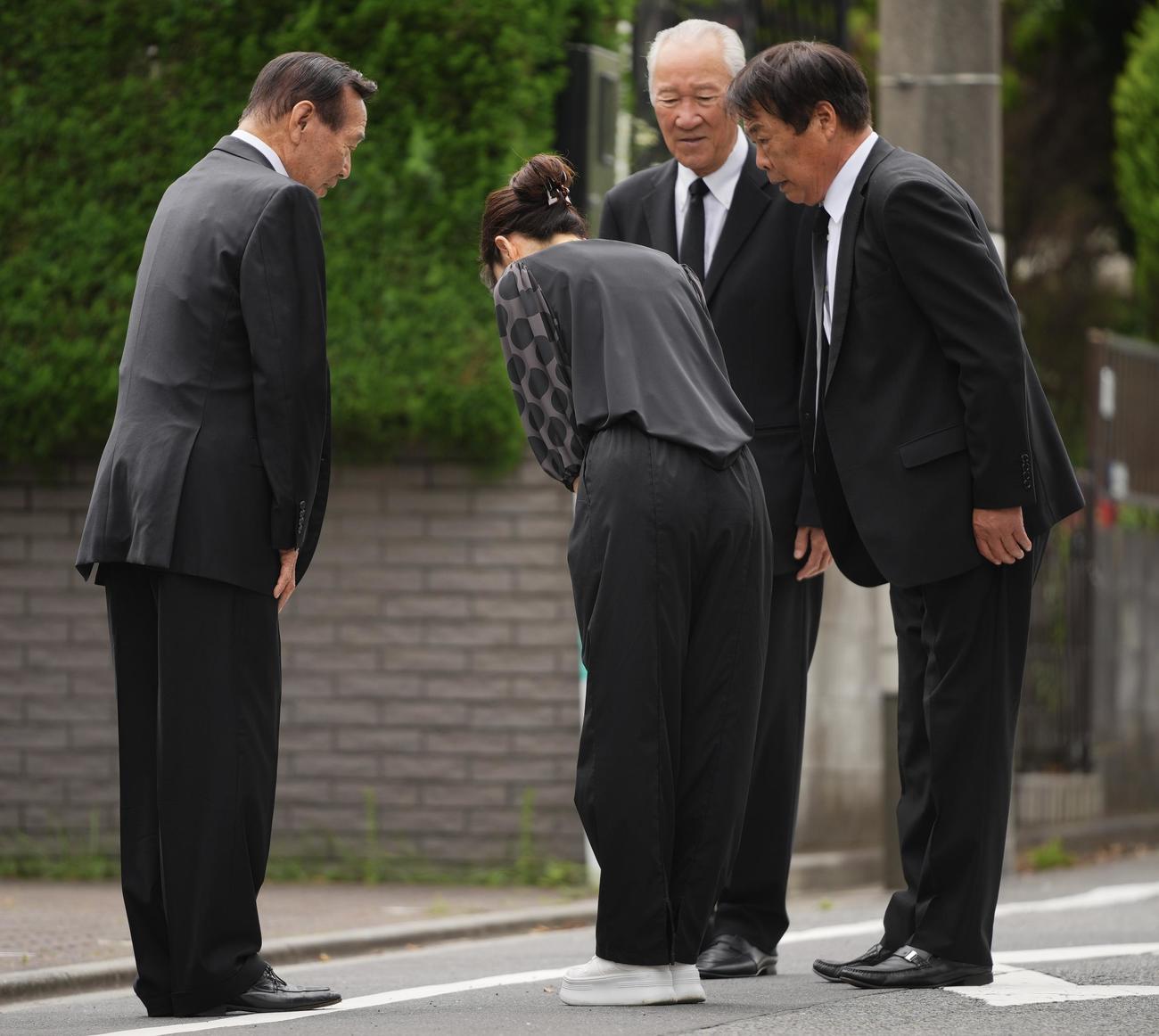 長嶋茂雄さん宅に弔問に訪れた青木功氏（後方）とセガサミーホールディングス里見治代表取締役会長（左）は次女三奈さんの見送りを受け引き揚げる（撮影・垰建太）