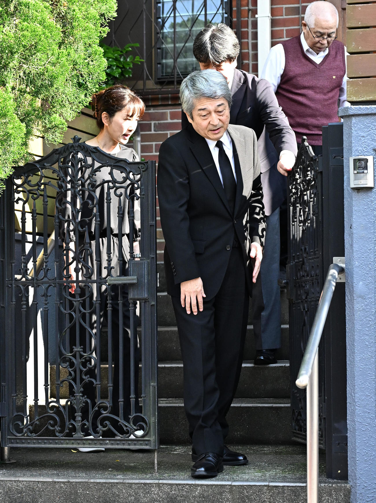 長嶋茂雄さんの自宅に弔問に訪れ、次女の三奈さん（左）に見送られる巨人の国松球団社長（撮影・千葉一成）