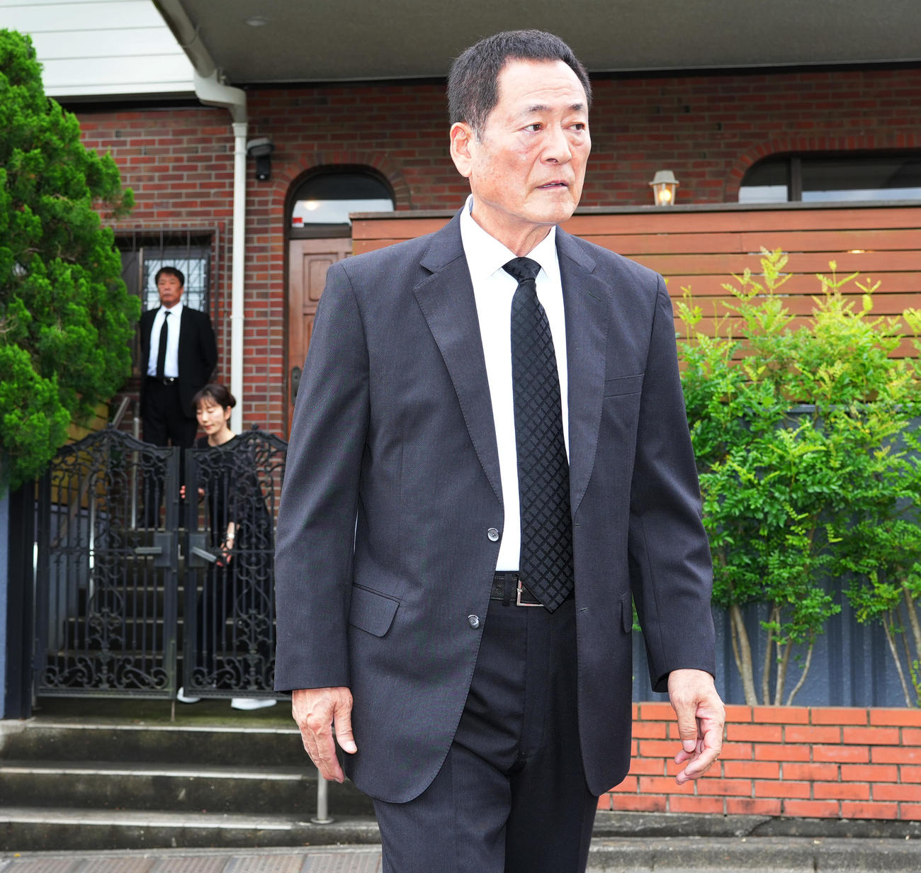 弔問に訪れた中畑氏（撮影・菅敏）