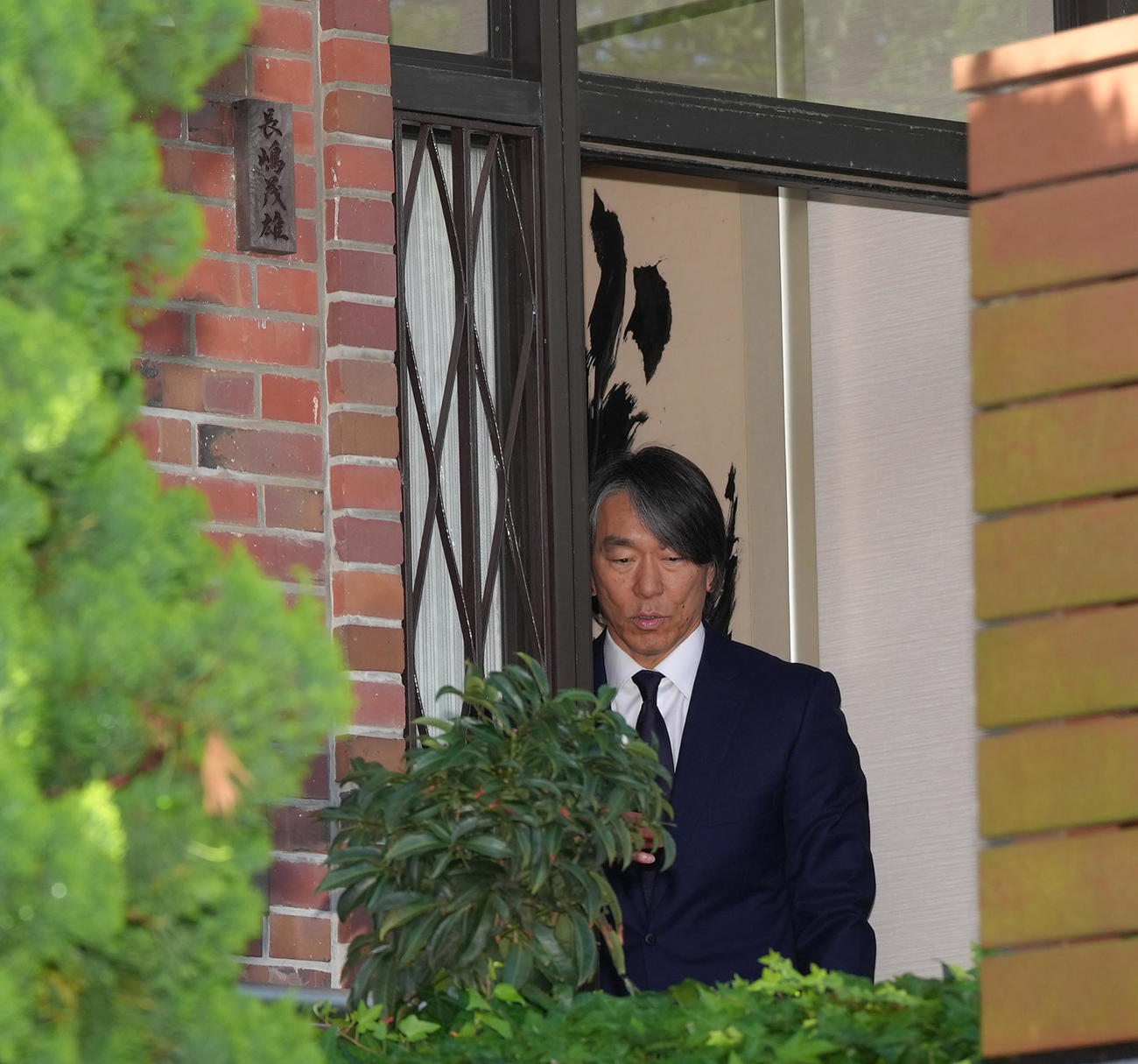 帰国し弔問に訪れ、引き揚げる松井氏（撮影・菅敏）