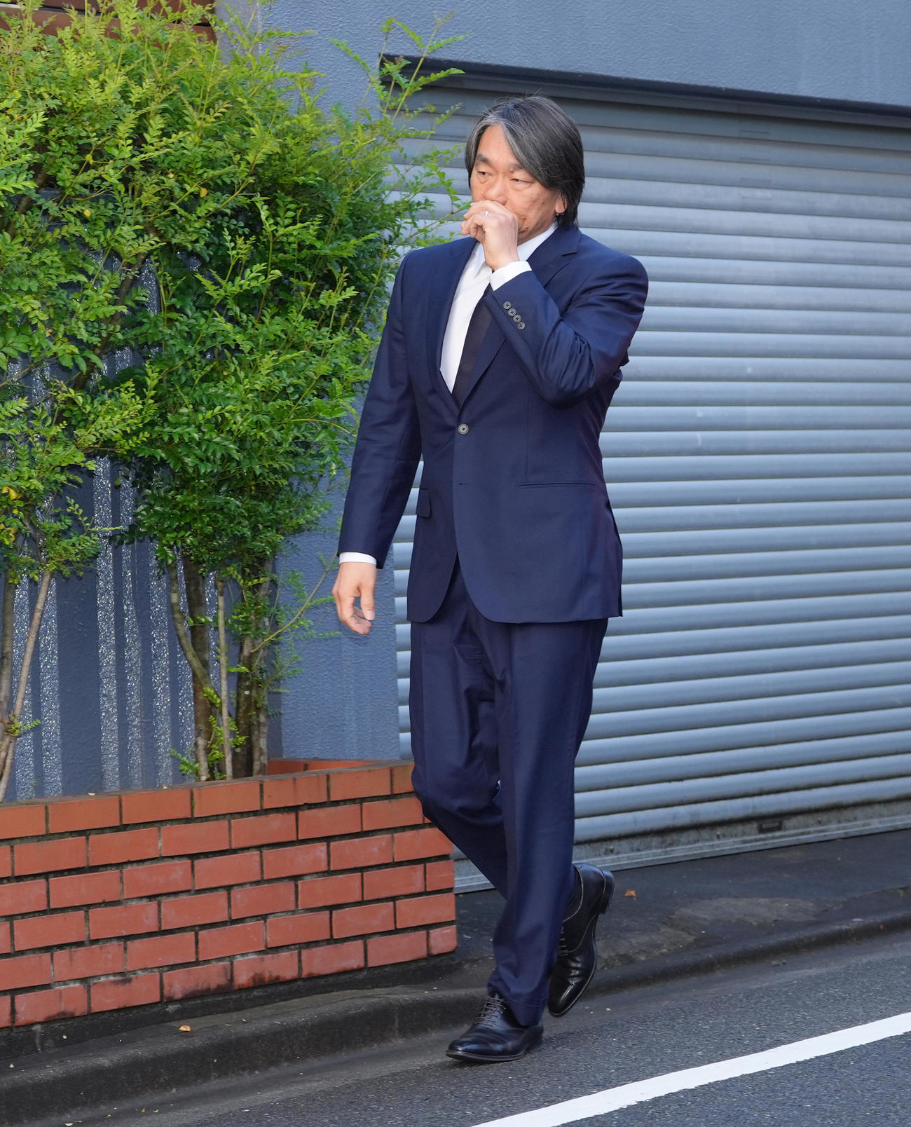 帰国し弔問に訪れる松井氏（撮影・菅敏）