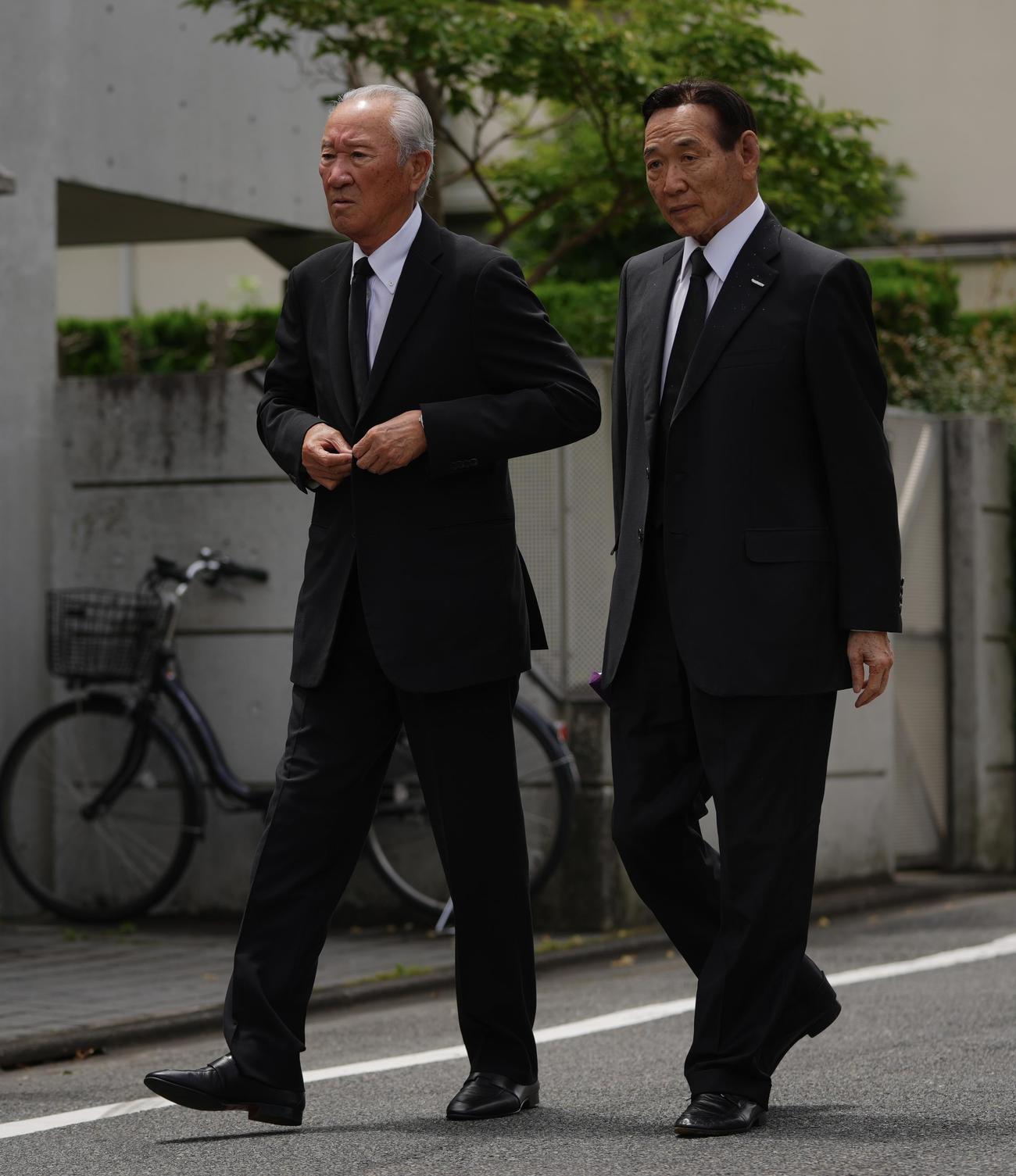 長嶋茂雄さん宅に弔問に訪れる青木氏（左）とセガサミーホールディングス里見代表取締役会長（撮影・垰建太）