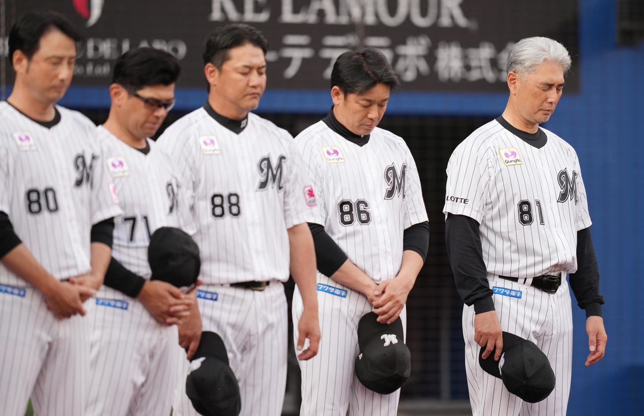 ロッテ対巨人　黙とうするロッテ吉井監督（右）（撮影・鈴木みどり）
