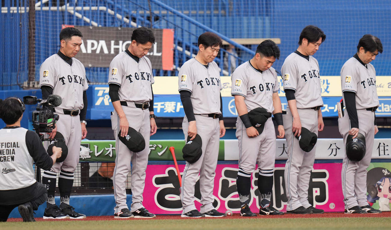 ロッテ対巨人　黙とうする巨人阿部監督（左）とナイン（撮影・鈴木みどり）