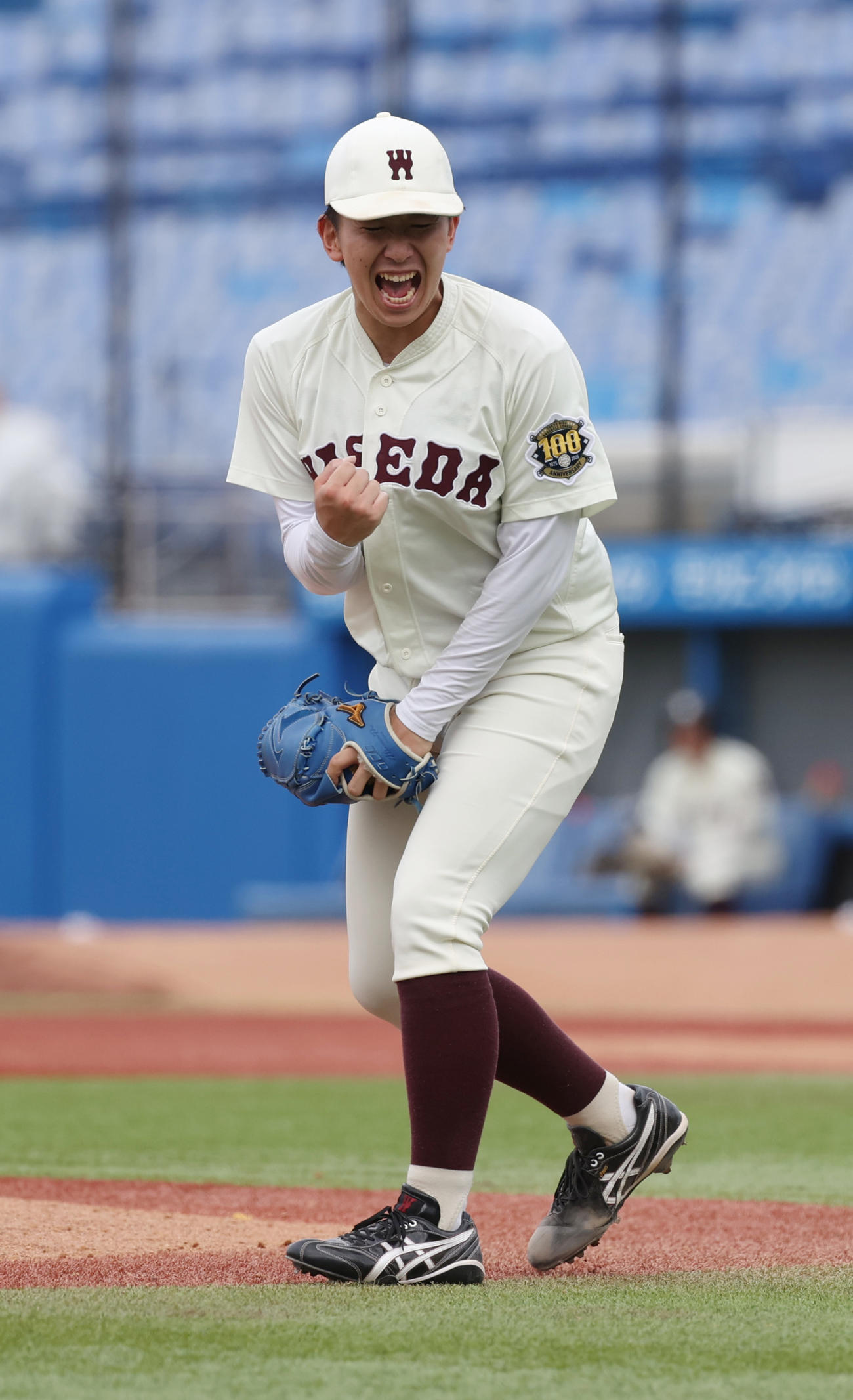優勝決定戦を制した早大・伊藤樹はガッツポーズする（撮影・柴田隆二）