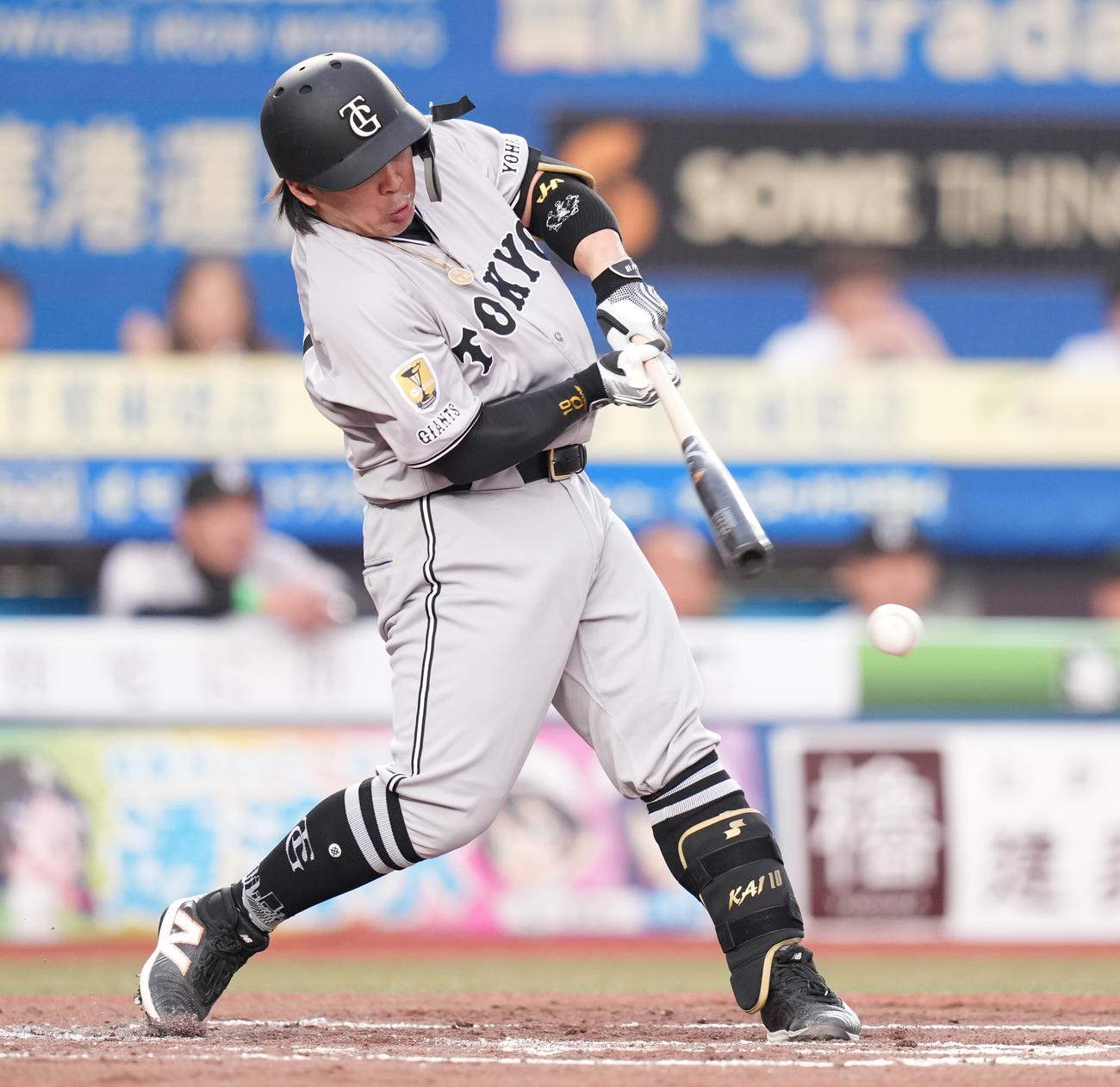 ロッテ対巨人　2回表巨人2死一、二塁、投ゴロに倒れる甲斐（撮影・鈴木みどり）