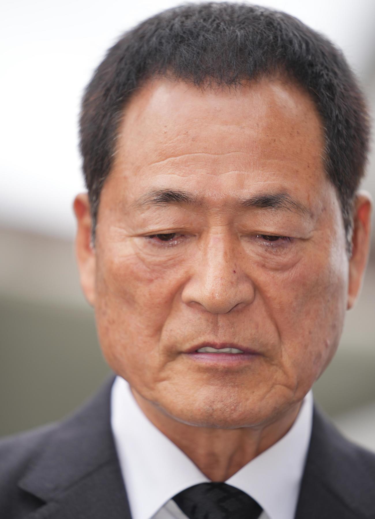 長嶋茂雄さん宅に弔問に訪れ取材に応じる中畑氏（撮影・垰建太）