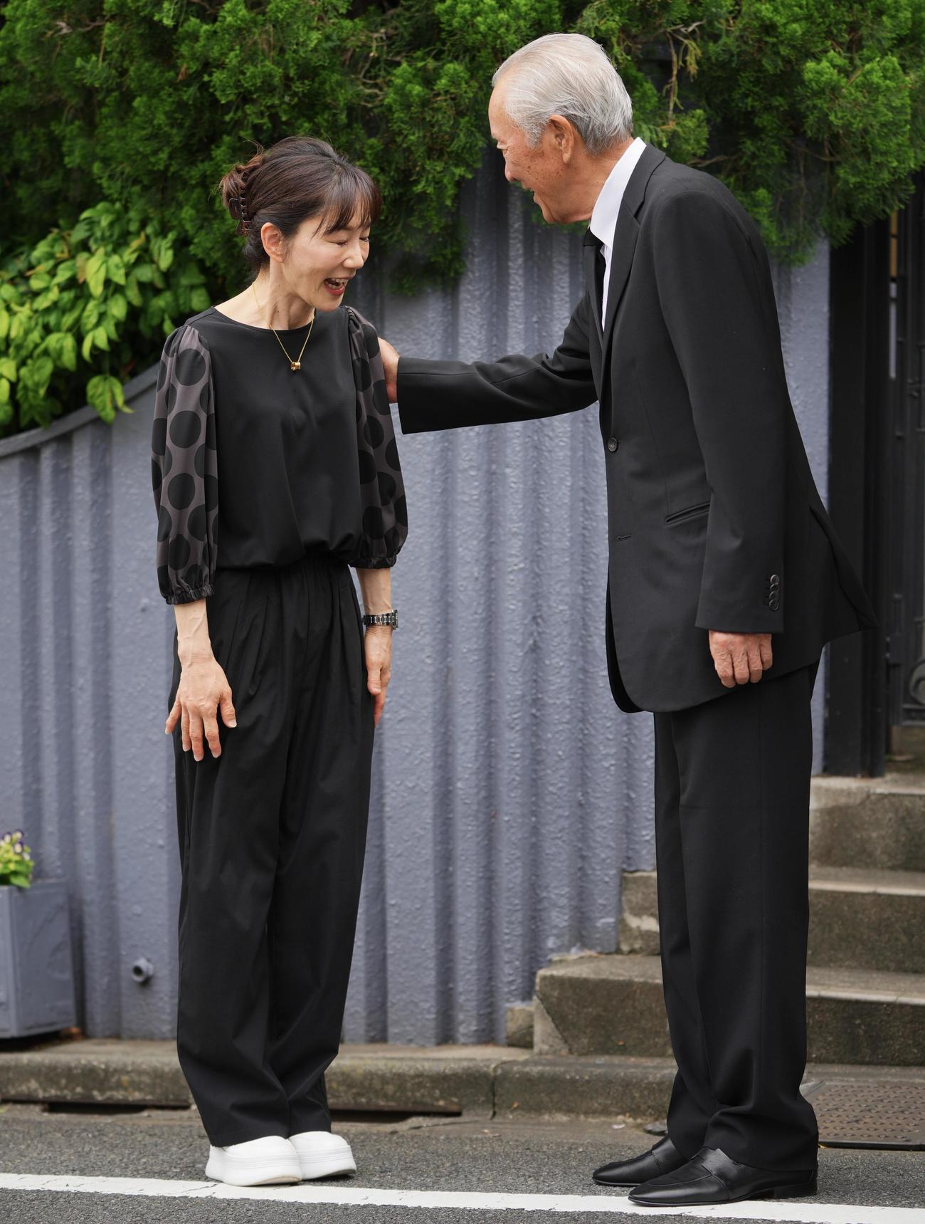 長嶋茂雄さん宅に弔問に訪れた青木氏（右）に肩をたたかれる次女三奈さん（撮影・垰建太）