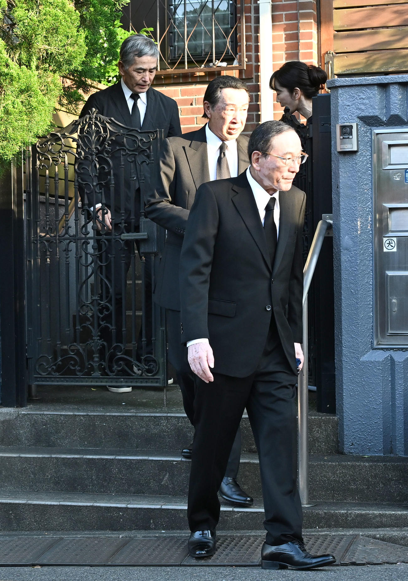 長嶋茂雄さん弔問を終え、次女の三奈さん（右奥）に見送られる、左奥から定岡正二さん、篠塚和典さんら（撮影・千葉一成）