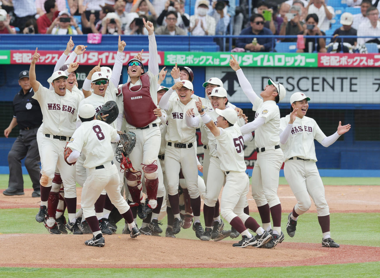 明大対早大　優勝し喜ぶ早大の選手たち（撮影・野上伸悟）