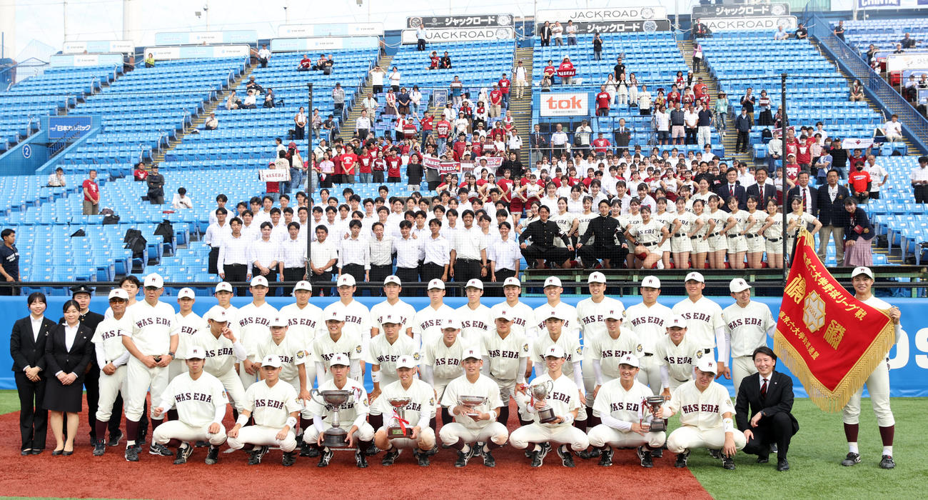 優勝決定戦に勝利した早大ナインは応援団と記念撮影に納まる（撮影・柴田隆二）