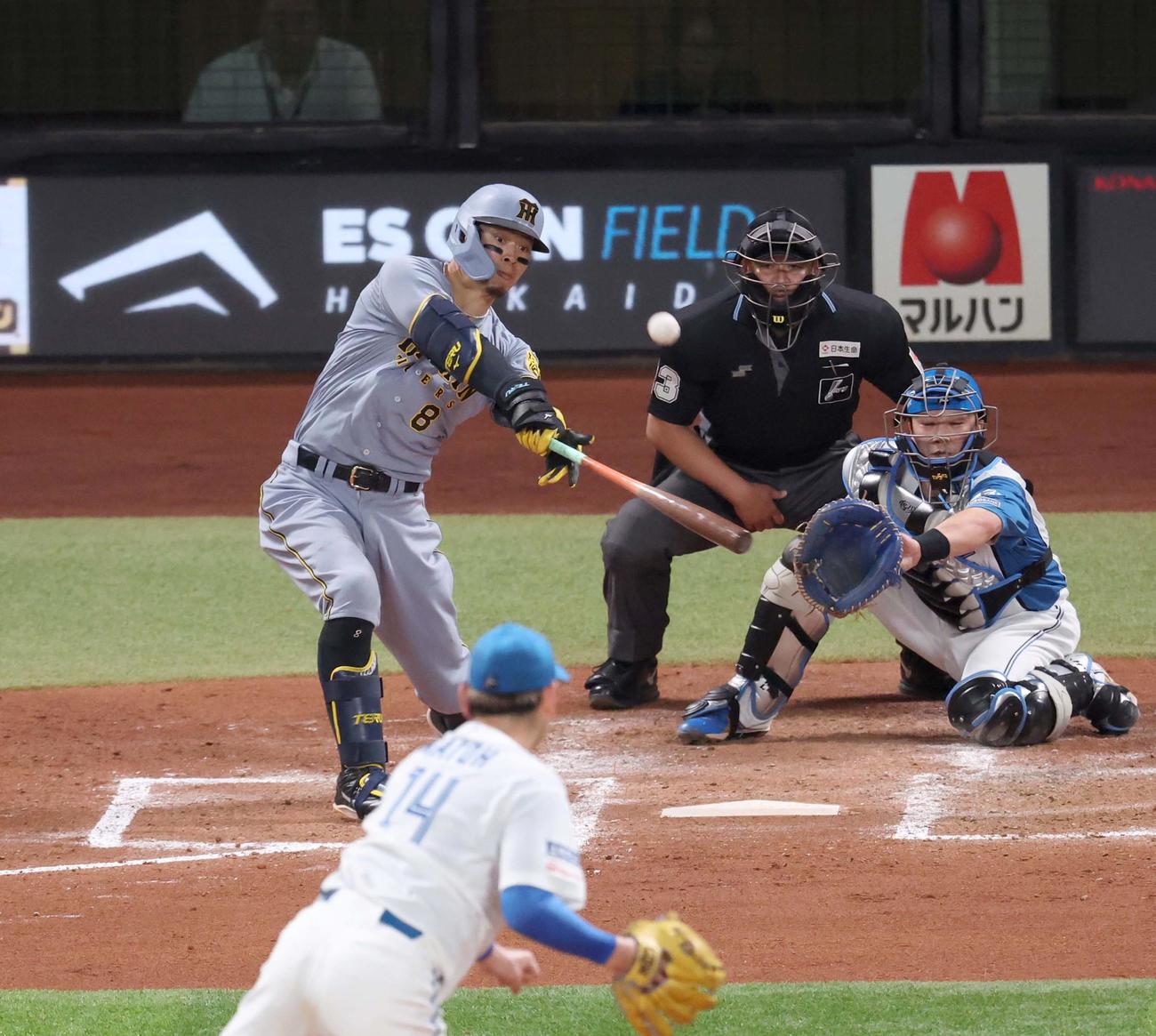 日本ハム対阪神　4回表阪神1死、右中間に本塁打を放つ佐藤輝（撮影・黒川智章）