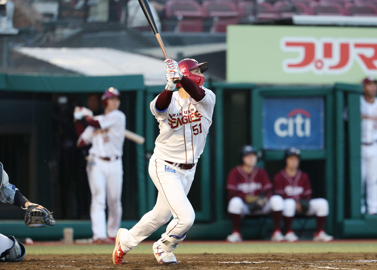 楽天対DeNA 2回裏楽天2死、中越えソロ本塁打を放つ小郷（撮影・宮地輝）