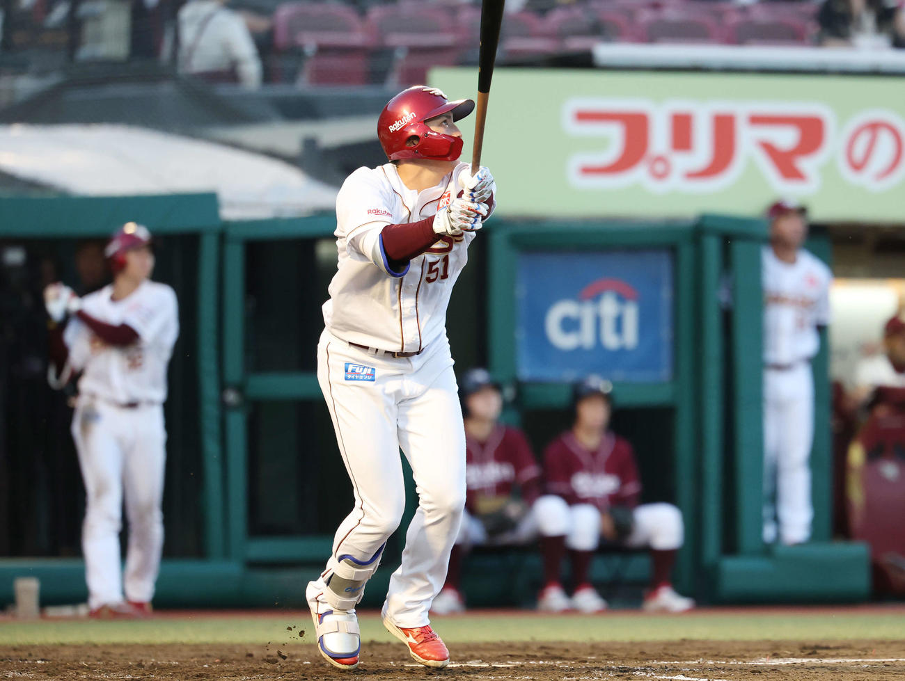 楽天対DeNA 2回裏楽天2死、中越えソロ本塁打を放つ小郷（撮影・宮地輝）