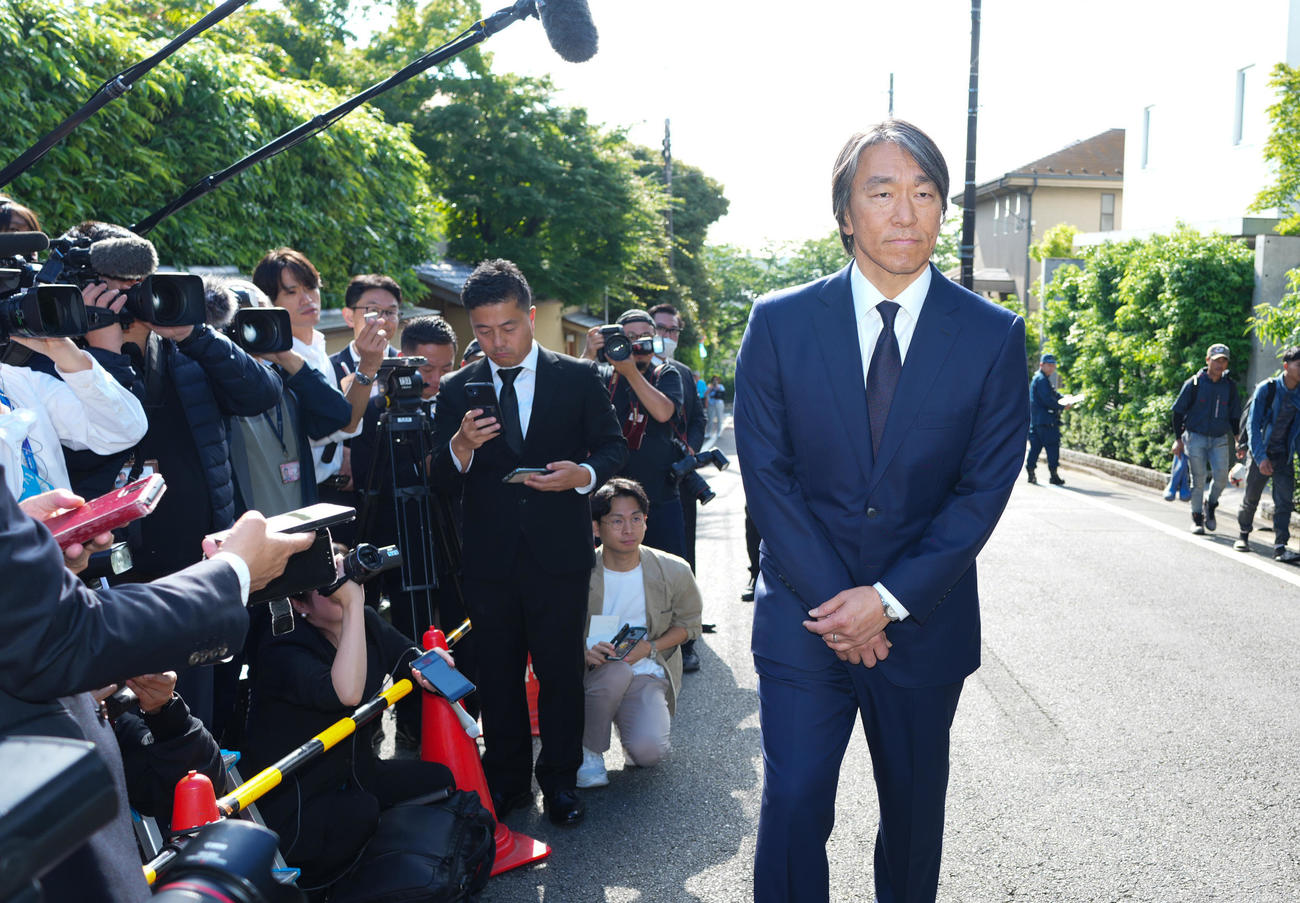 帰国し弔問に訪れた松井秀喜氏は、記者の質問に答え引き揚げる（撮影・菅敏）