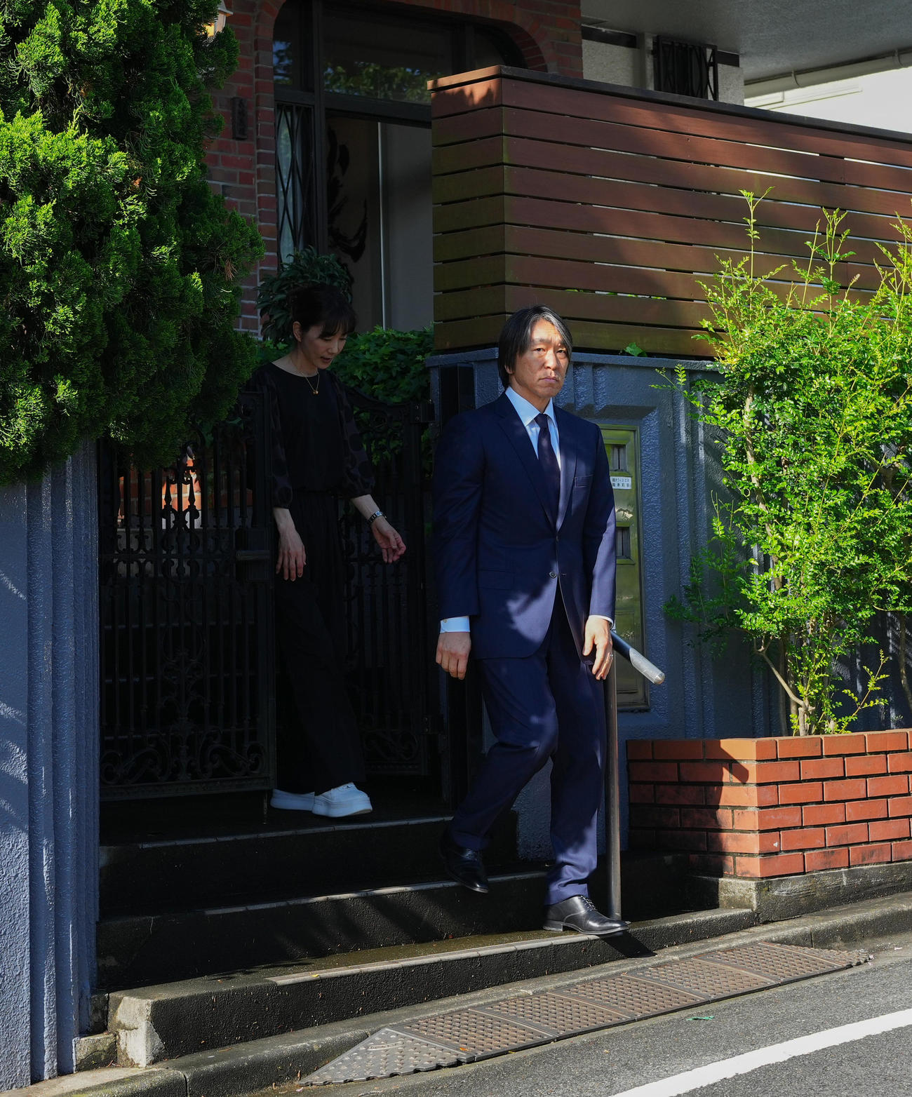 帰国し弔問に訪れた松井氏は、長嶋三奈さん（左）に見送られ引き揚げる＝2025年6月4日