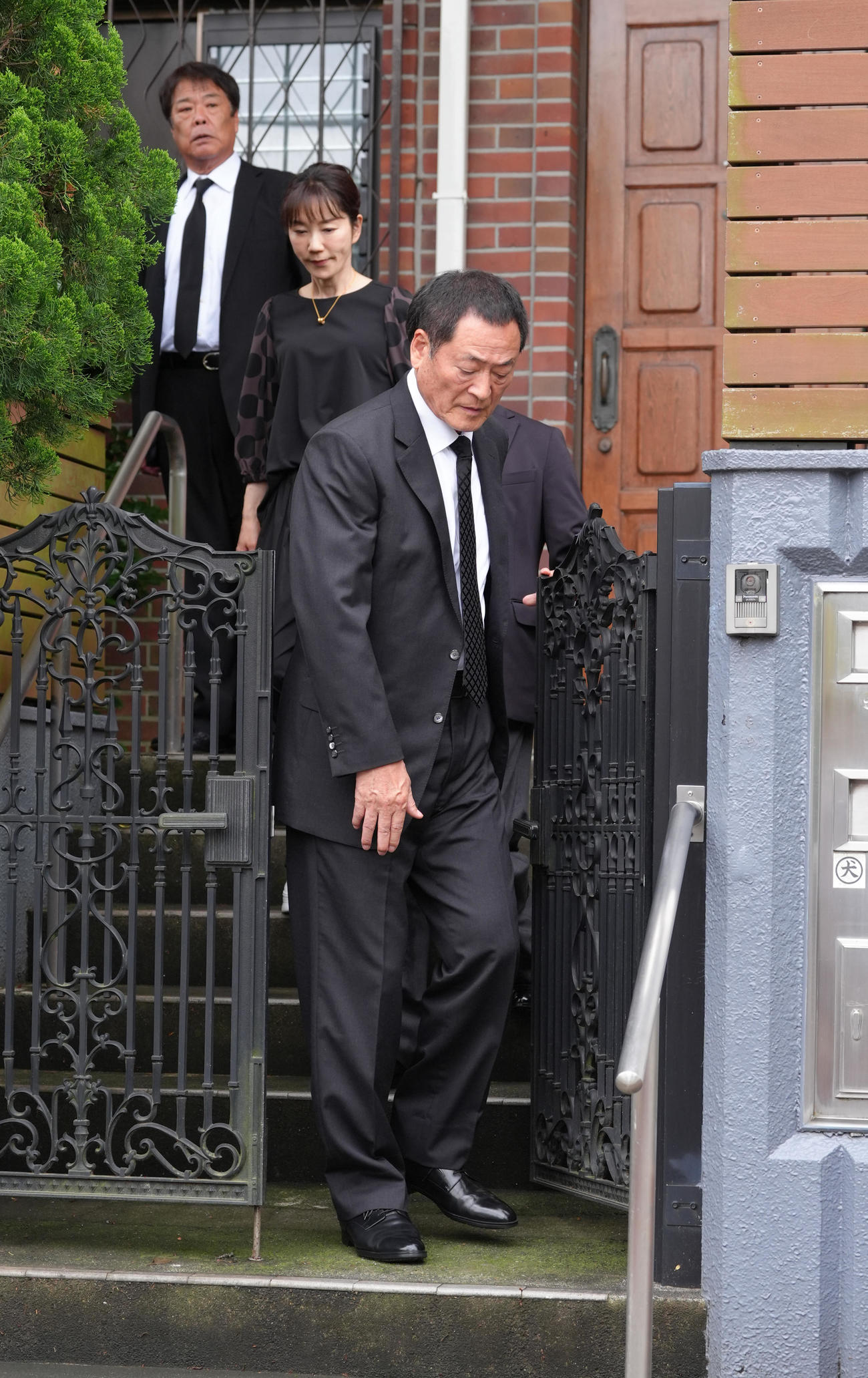 弔問に訪れた中畑氏は、次女三奈さん（中央）に見送られ引き揚げる（撮影・菅敏）