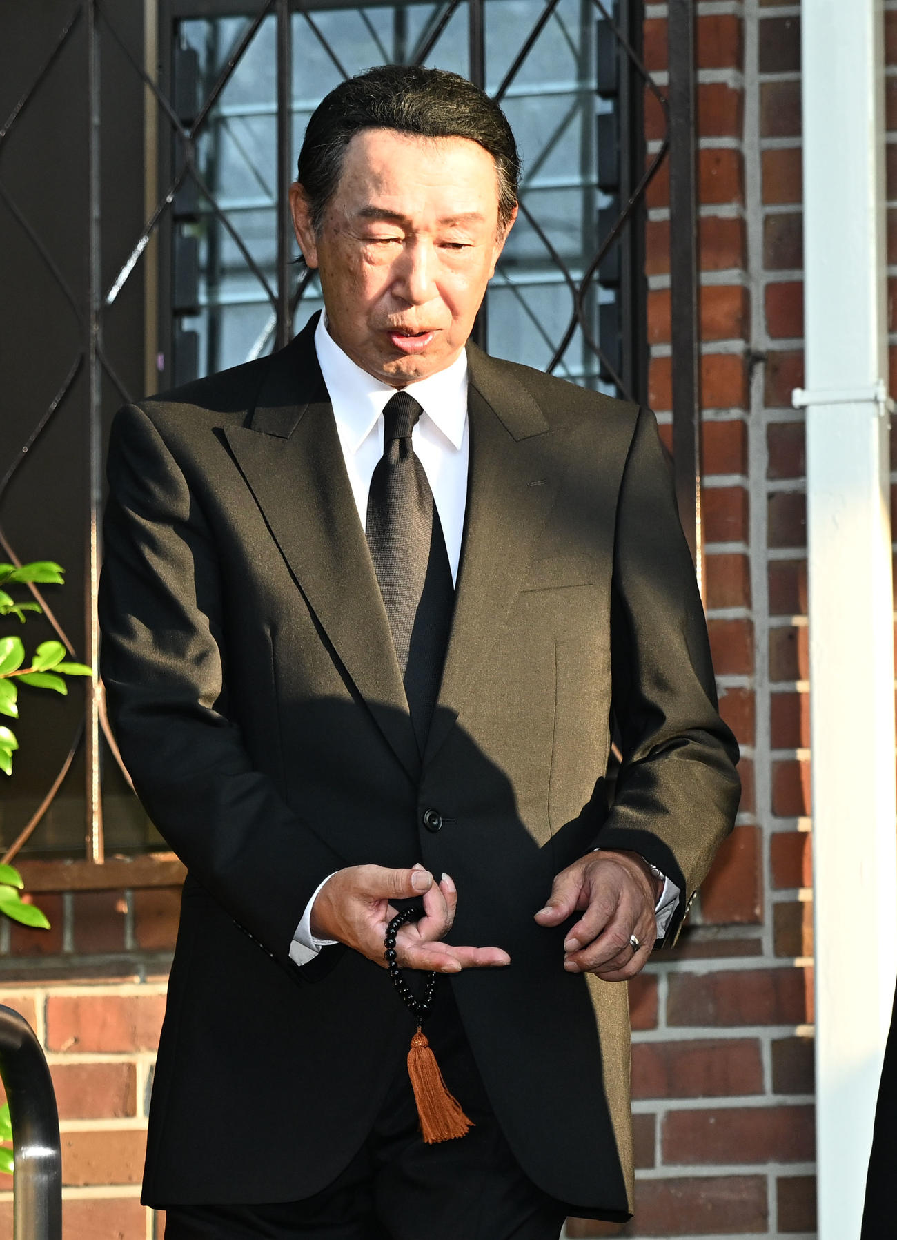 長嶋茂雄さん弔問を終え、自宅を出る篠塚和典さん（撮影・千葉一成）